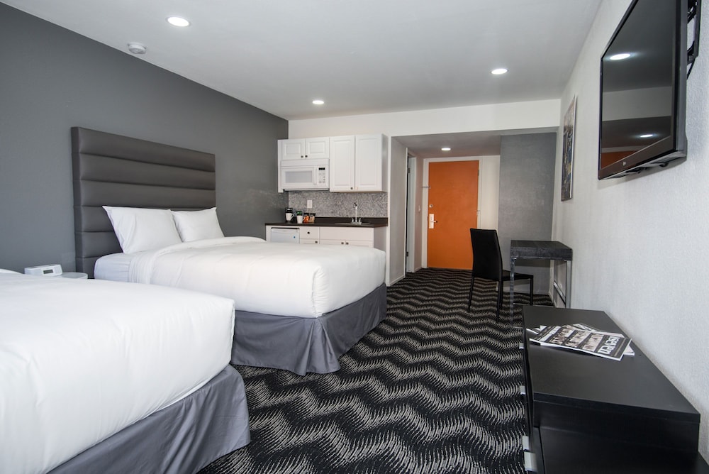 STANDARD, 2 QUEEN BEDS, KITCHENETTE