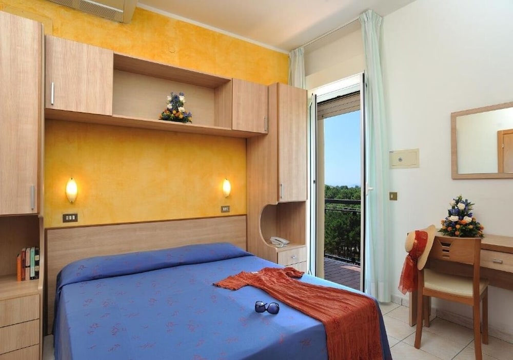 ROOM, TRIPLE