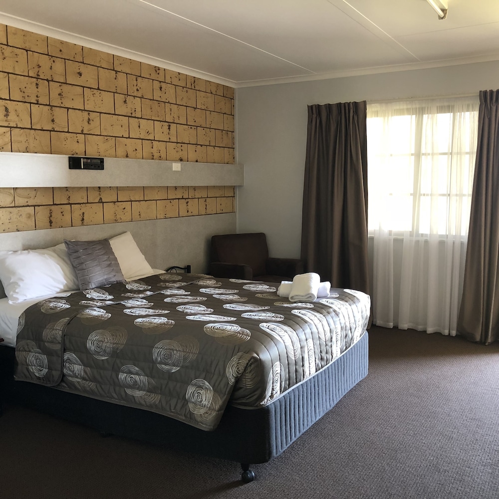SUPERIOR, QUEEN BED