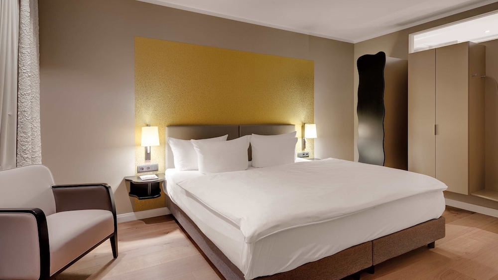 Deluxe, King Bed, Street Side View