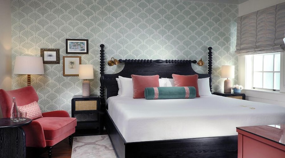 AVALON, QUEEN BED, ADULT ONLY