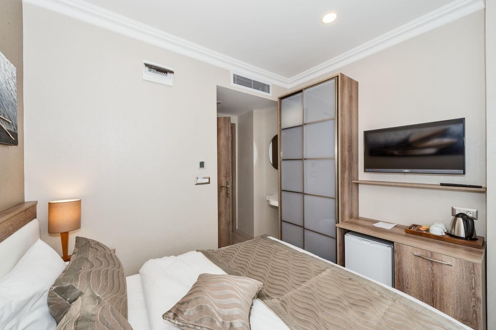 Alphonse Hotel 20/50