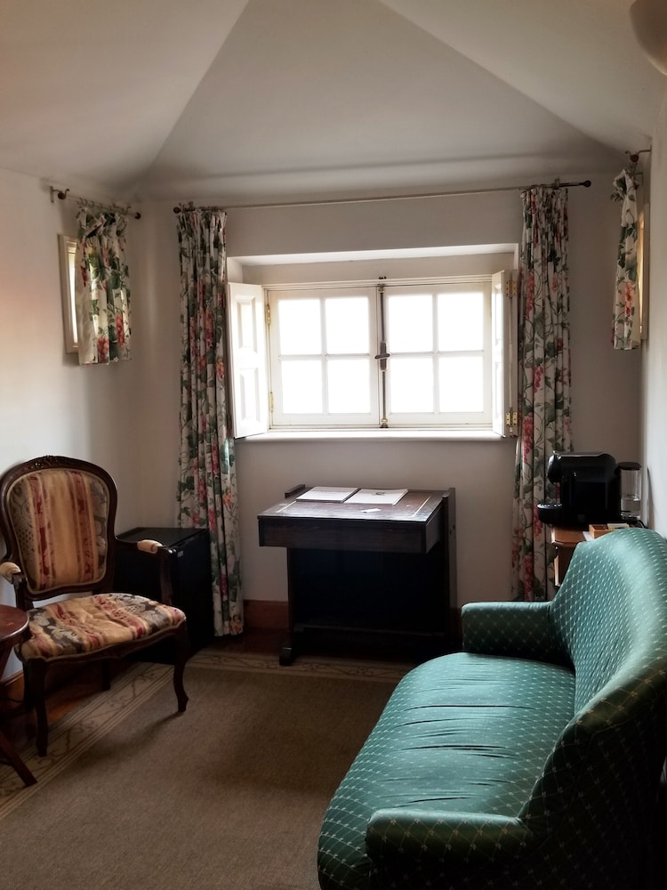 Lawrences Hotel 39/66