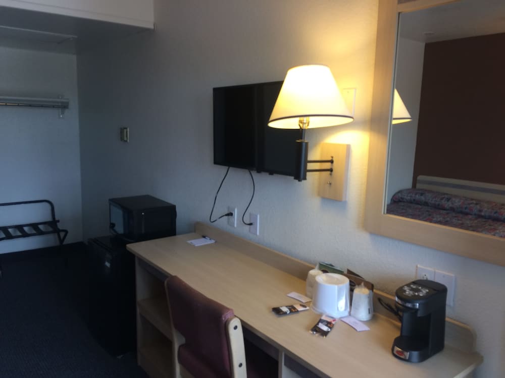 Travelodge By Wyndham Raton 18/37
