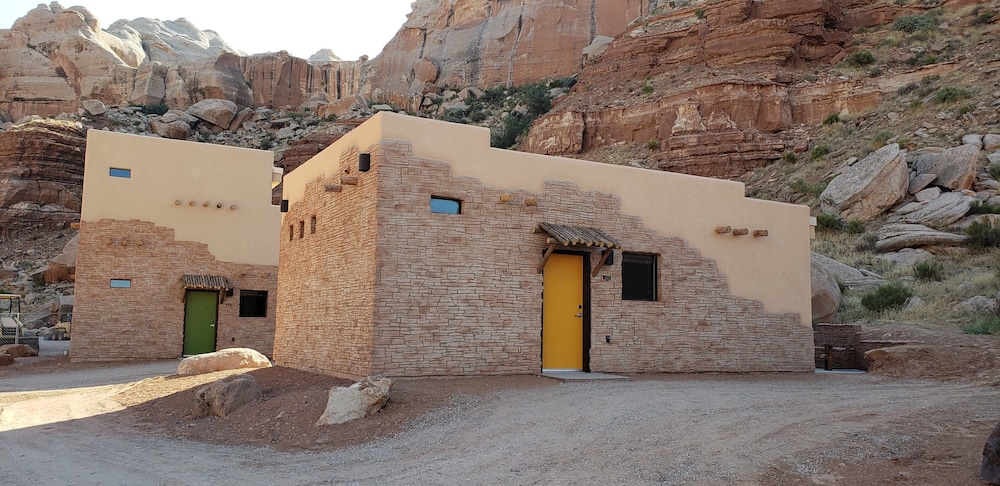 Bluff Dwellings Resort 13/67