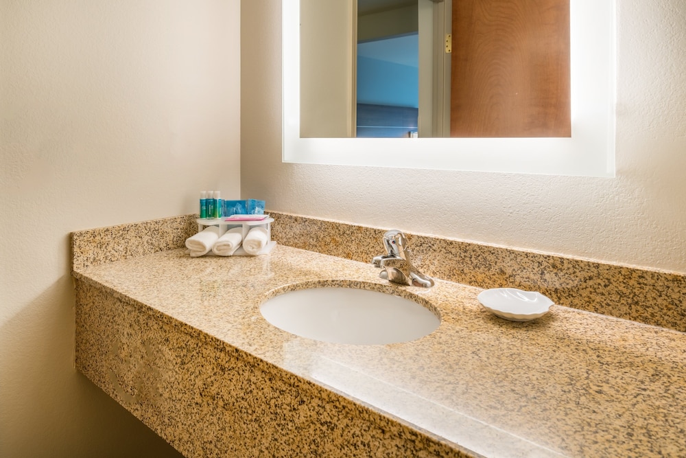 Holiday Inn Express & Suites Rocky Mount/Smith Mtn Lake 16/75