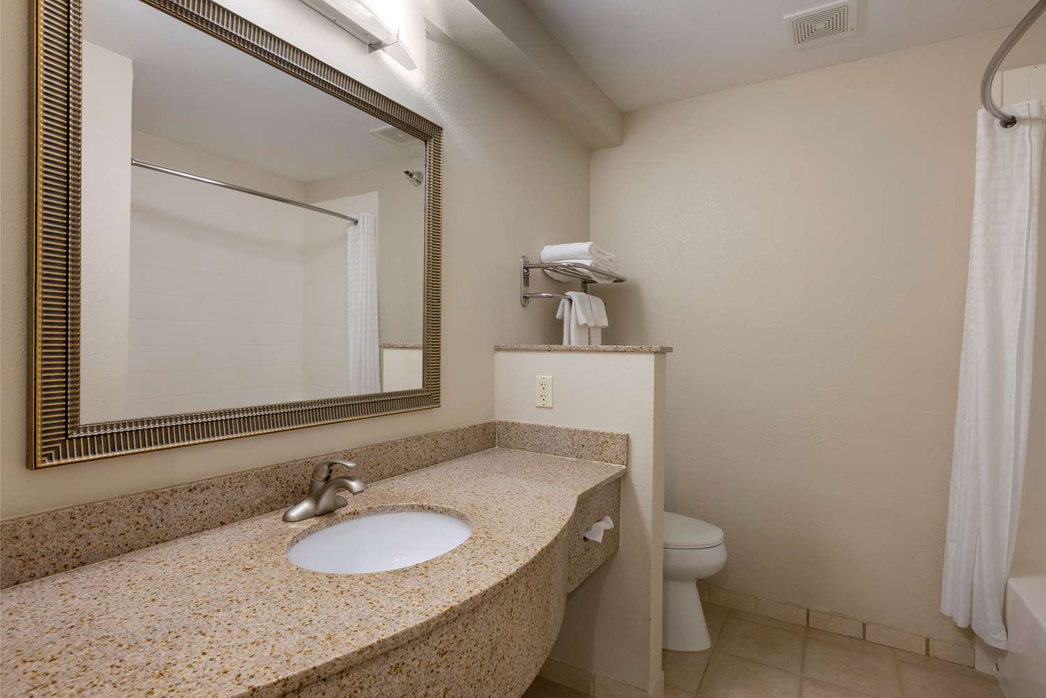 غرفة بسرير كينج، Best Western Plus Omaha Airport Inn 4/4