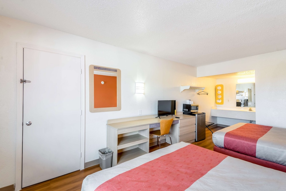 غرفة قياسية بسريرين كوين للمدخنين، Motel6 Anniston, AL 2/4