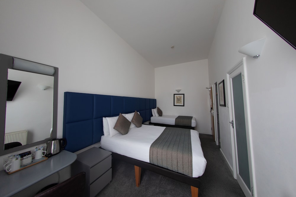 ROOM, QUADRUPLE