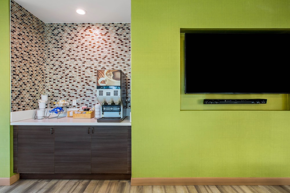 La Quinta Inn & Suites By Wyndham Pomona 24/52