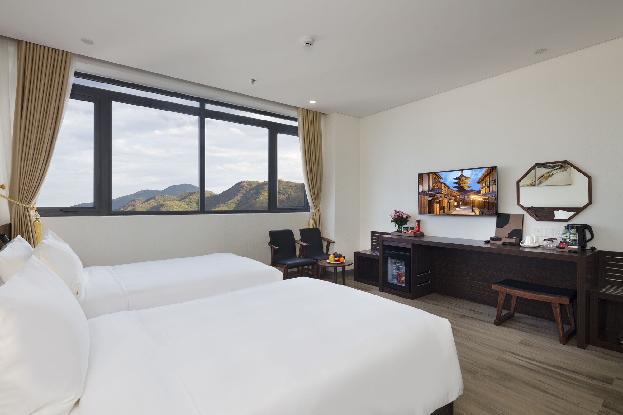 Deluxe Twin City View, Emerald Bay Hotel & Spa Nha Trang 2/10