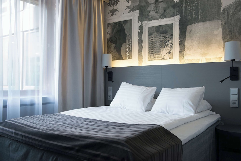 ROOM, SINGLE