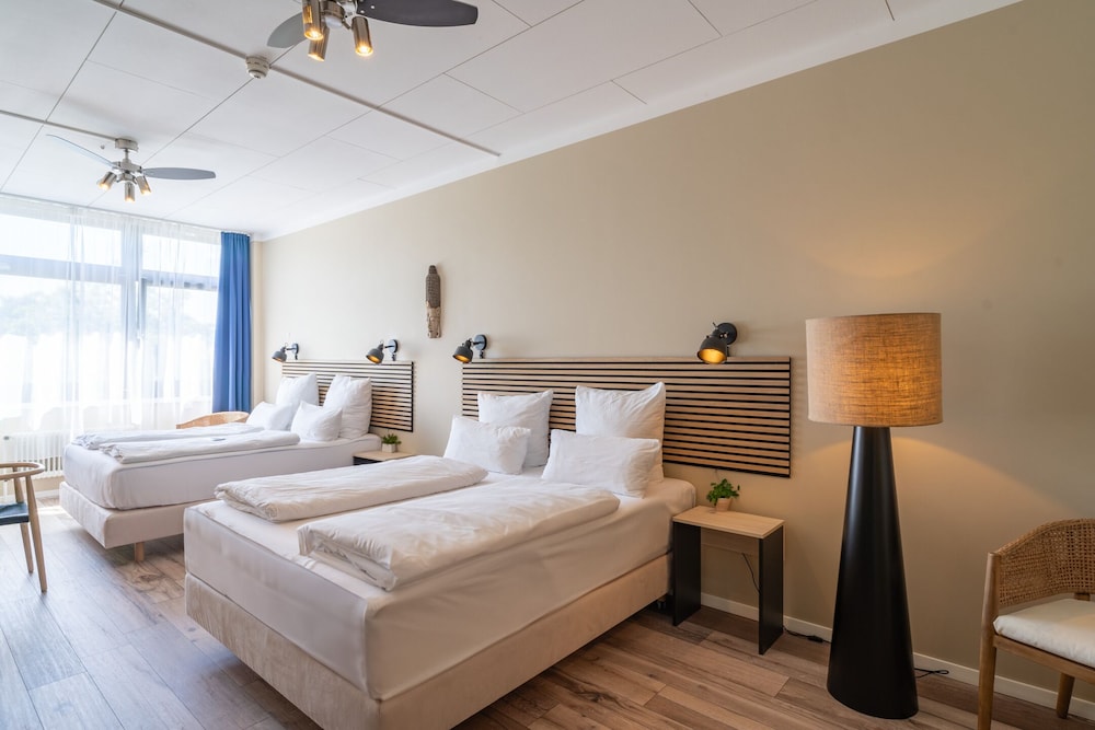 Aqua Hotel & Hostel 8/50