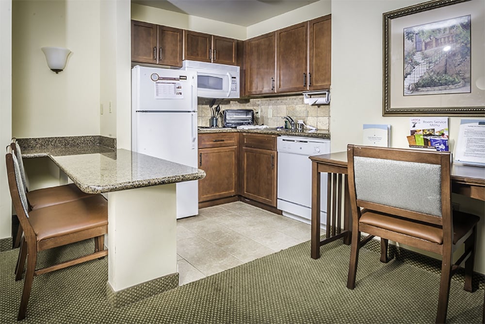 Staybridge Suites Toledo - Maumee 50/72