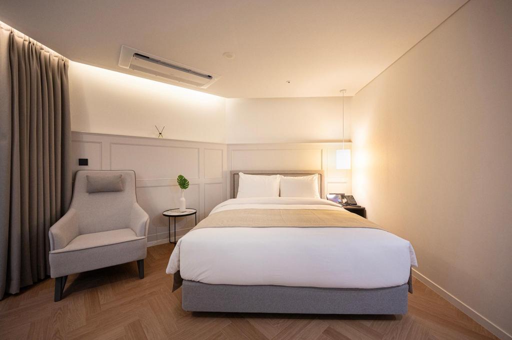 Suite, Queen Bed, Corner, HOTEL D Edition 3/5