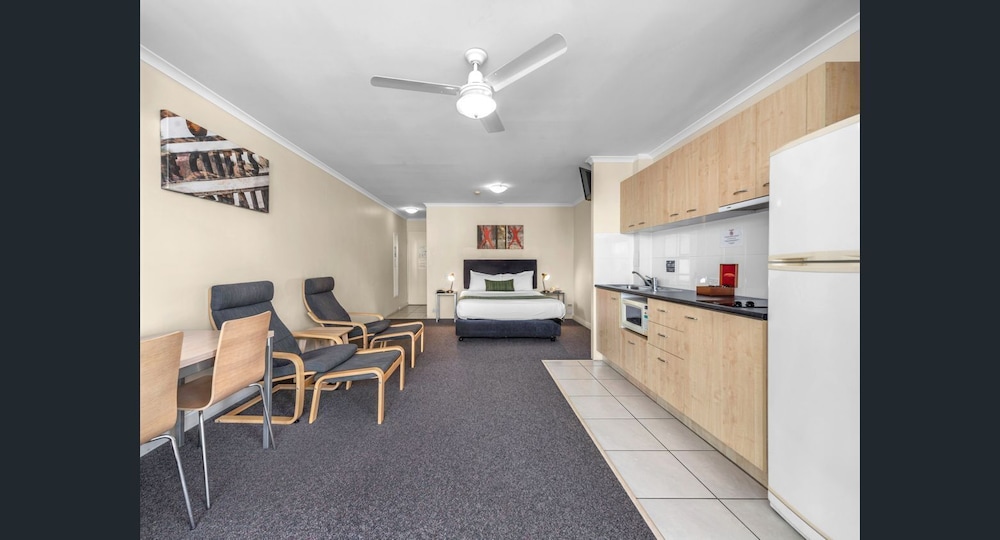 THE WELLINGTON APARTMENT HOTEL 36/48