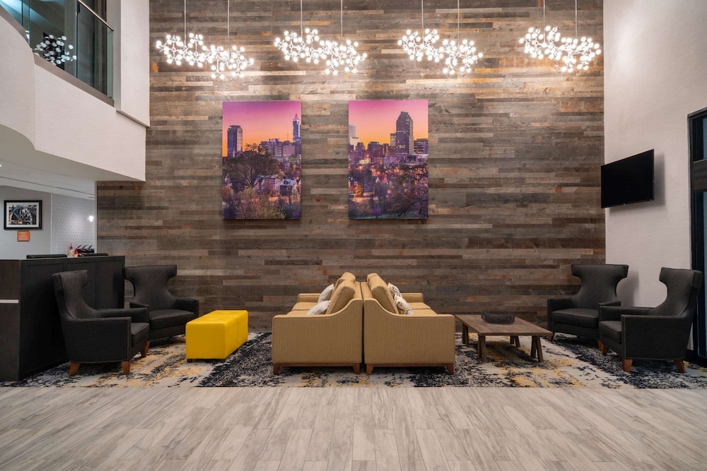 La Quinta Inn and Suites by Wyndham Raleigh Downtown North 27/47