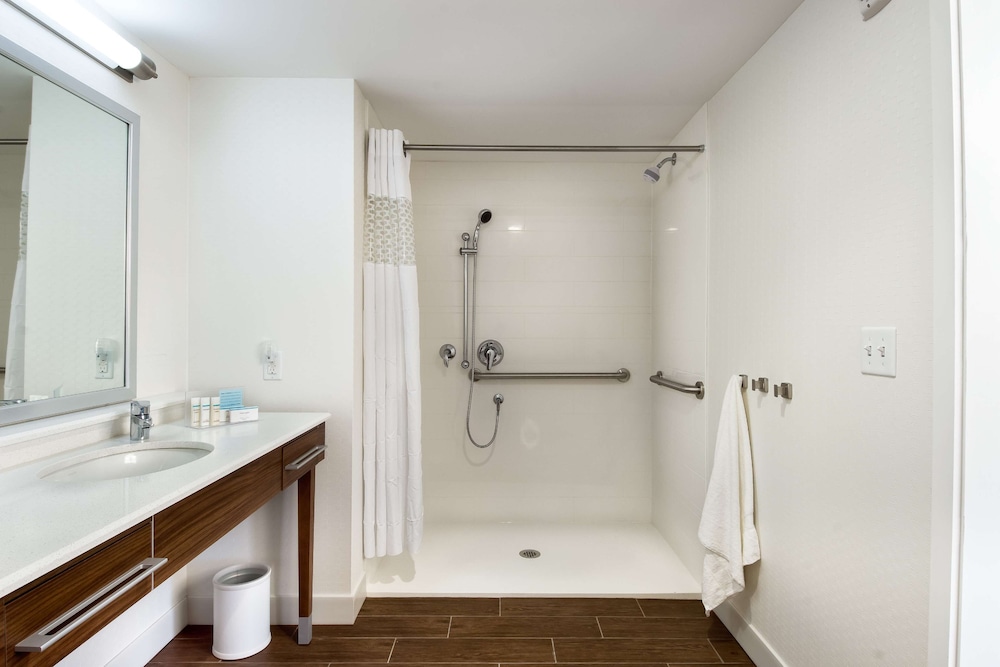 Hampton Inn and Suites by Hilton Clearwater Beach 16/83
