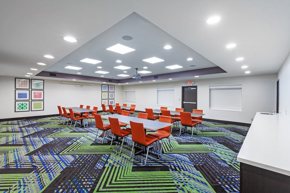 Holiday Inn Express Hotel & Suites Sealy 42/47