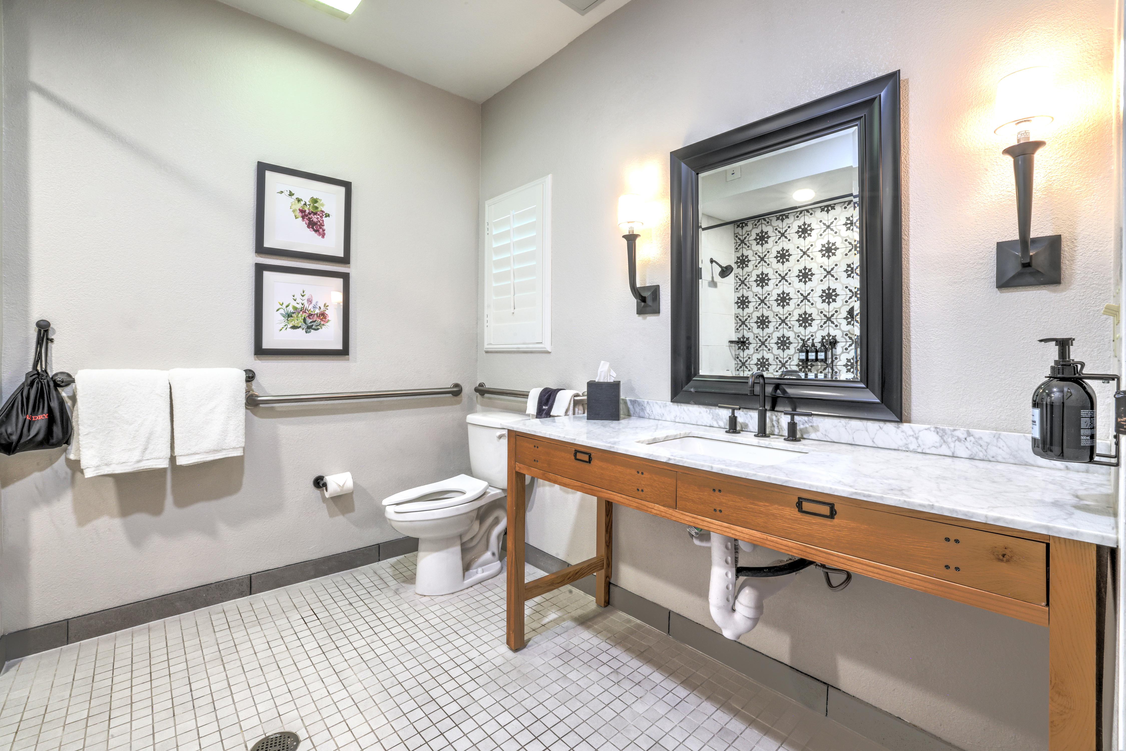 Room, King Bed, Courtyard View, Accessible, The Lodge at Healdsburg, tapestry Collection by Hilton 5/6