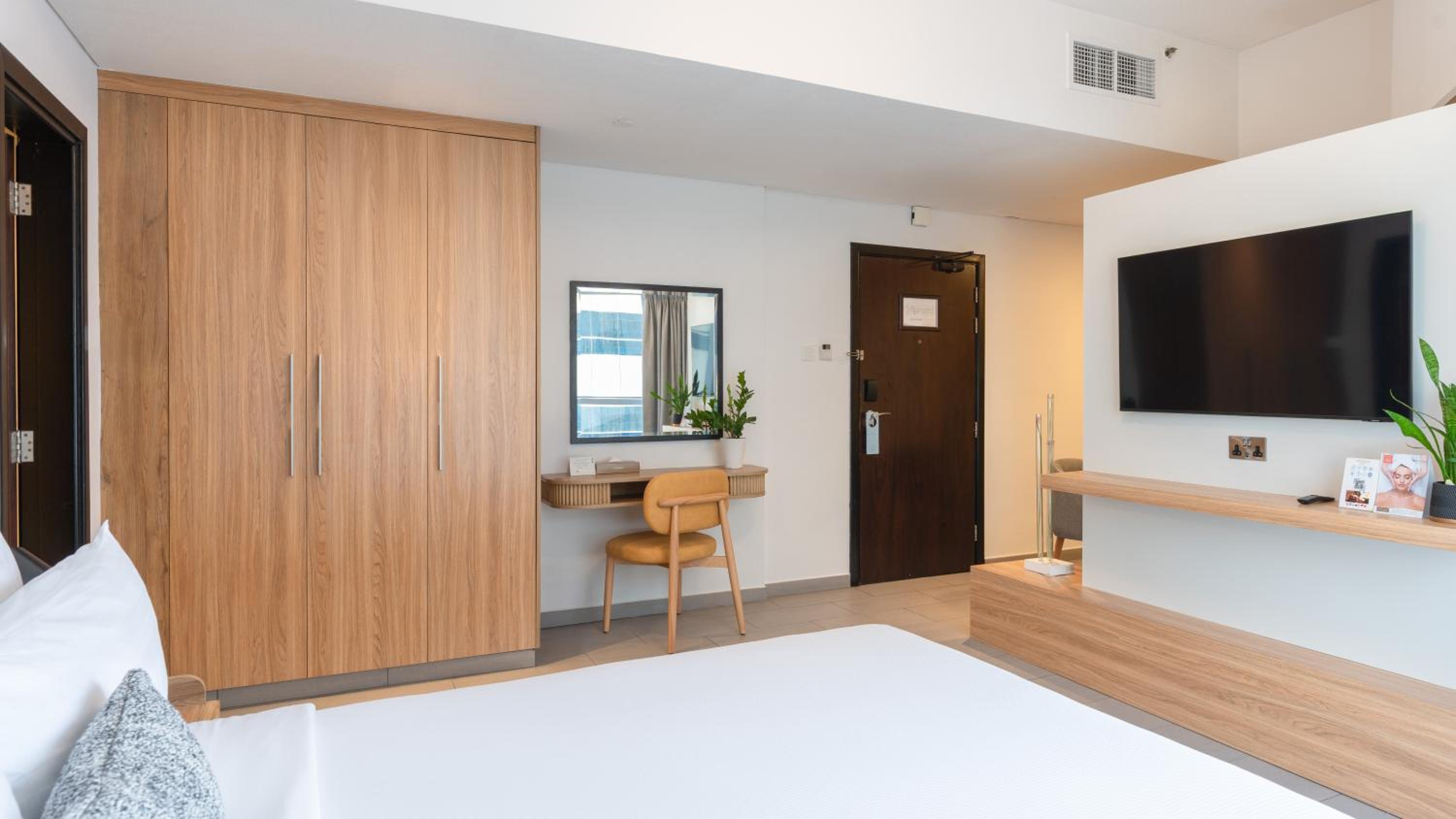 Executive, Studio, Queen Bed