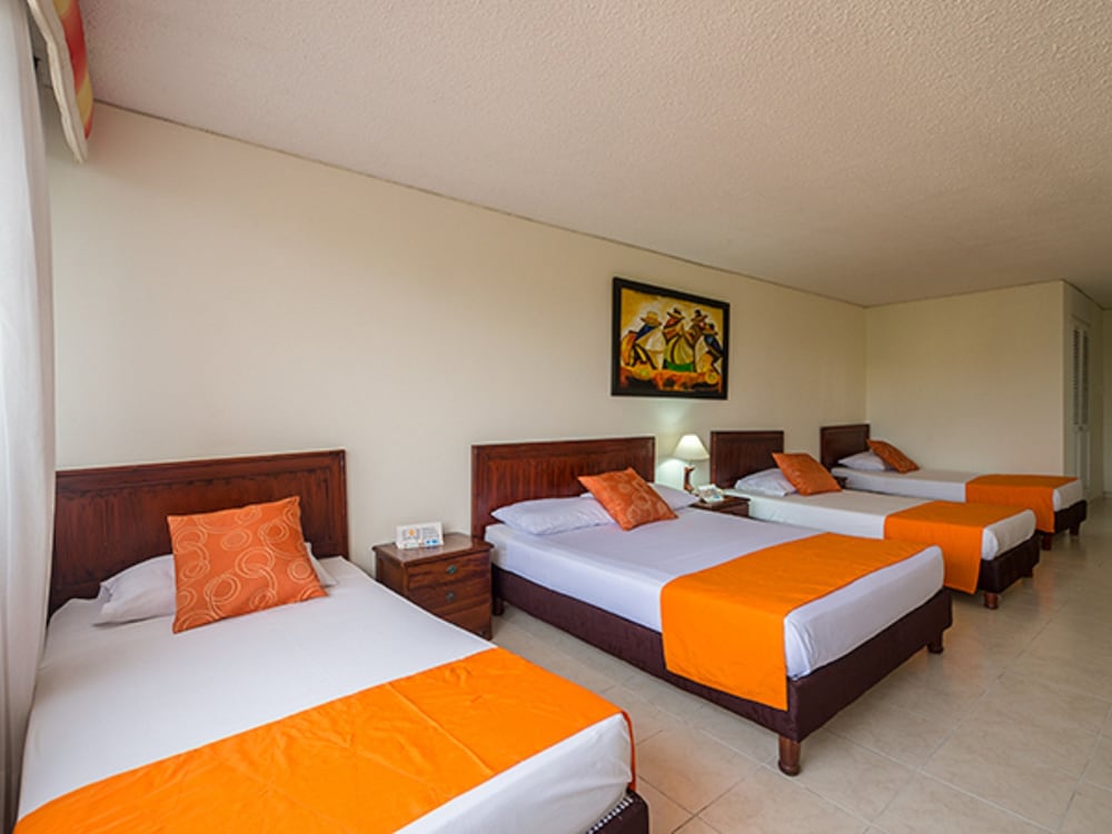 Hotel Del Llano 32/64