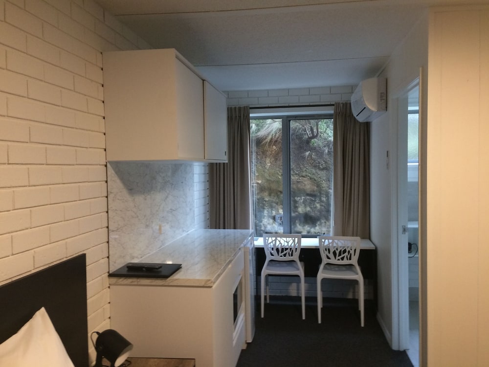 SOUTHERN OCEAN MOTOR INN 51/67