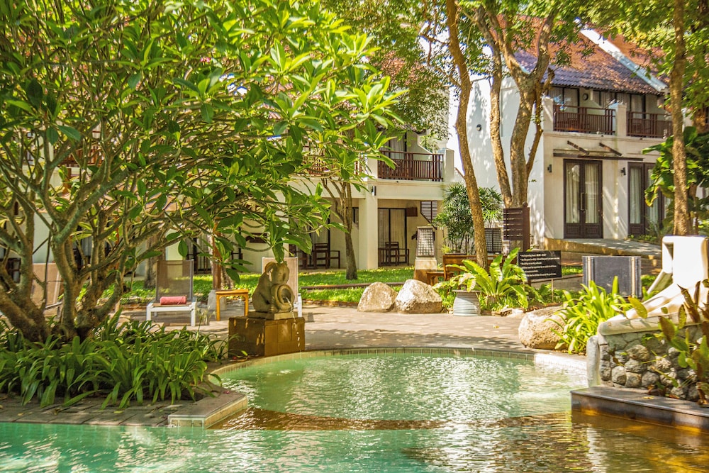 Woodlands Hotel And Resort 57/65