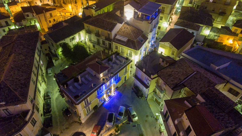 Piccolo Grand Hotel 38/43