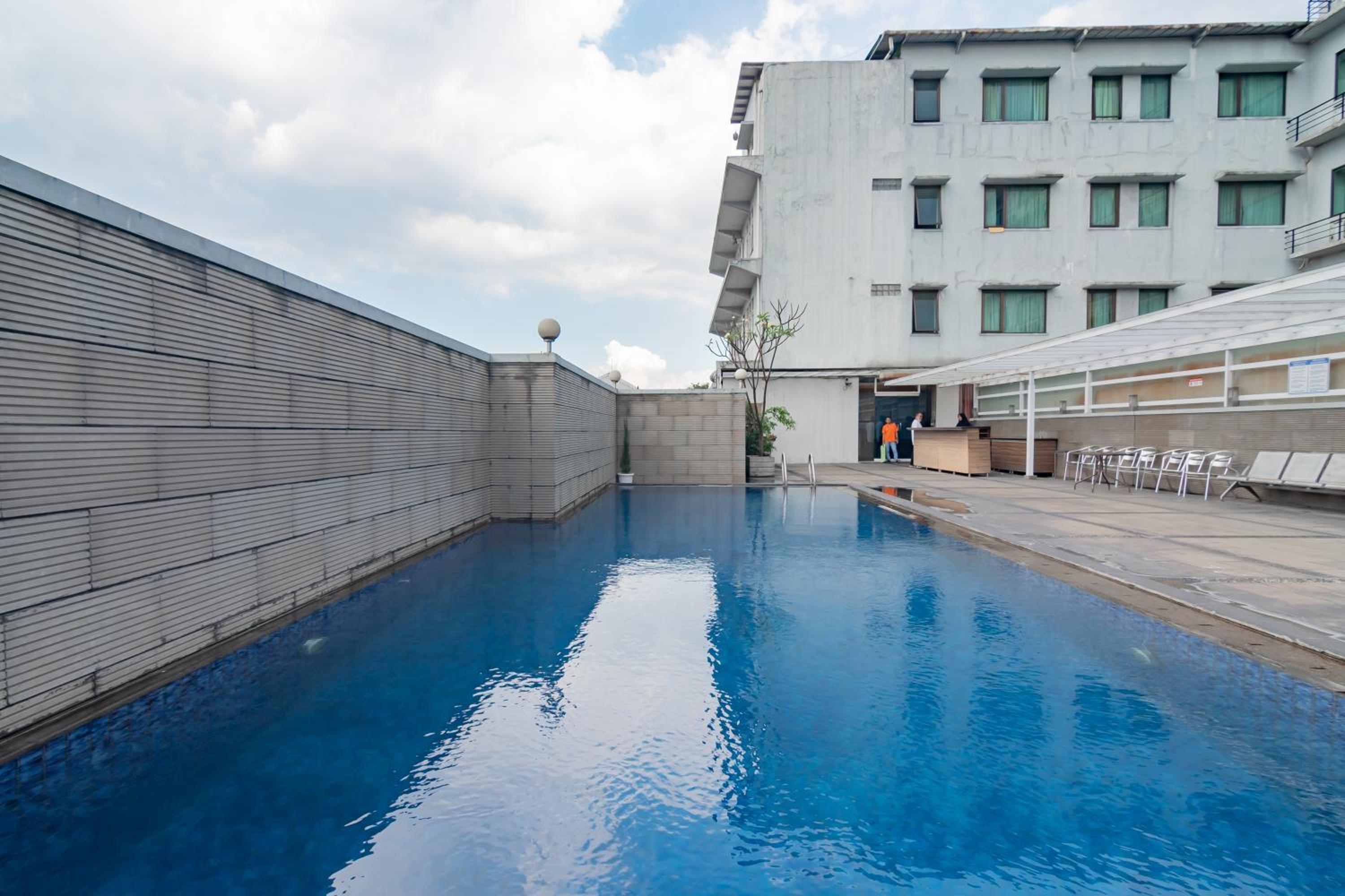 Urbanview Hotel Newton Riau Bandung 53/55