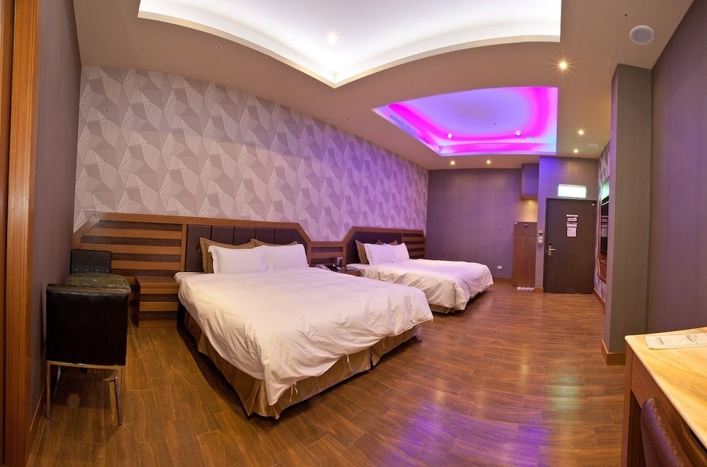 BUSINESS, QUADRUPLE, 2 QUEEN BEDS