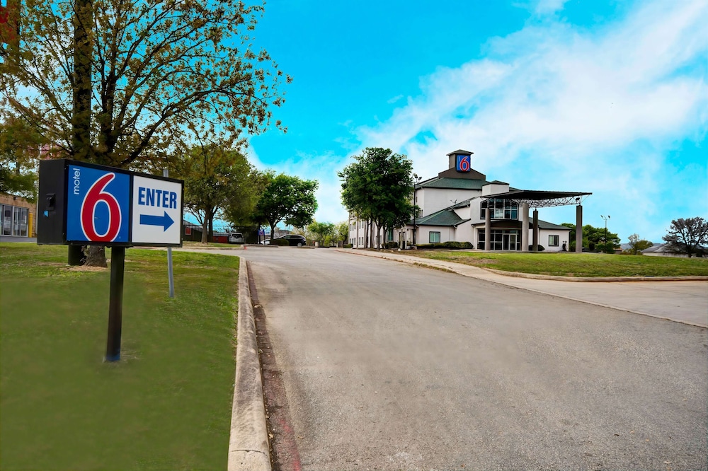 Motel6 San Antonio, TX - Sea World North 50/60