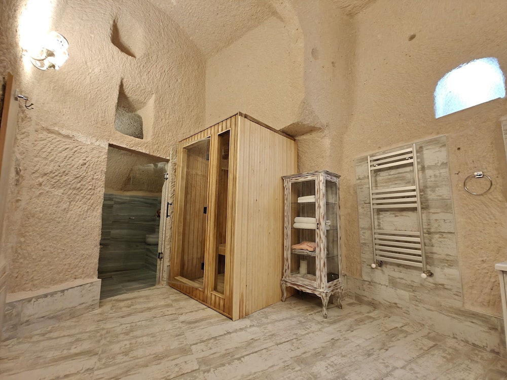 Karlik Cave Suite 23/50