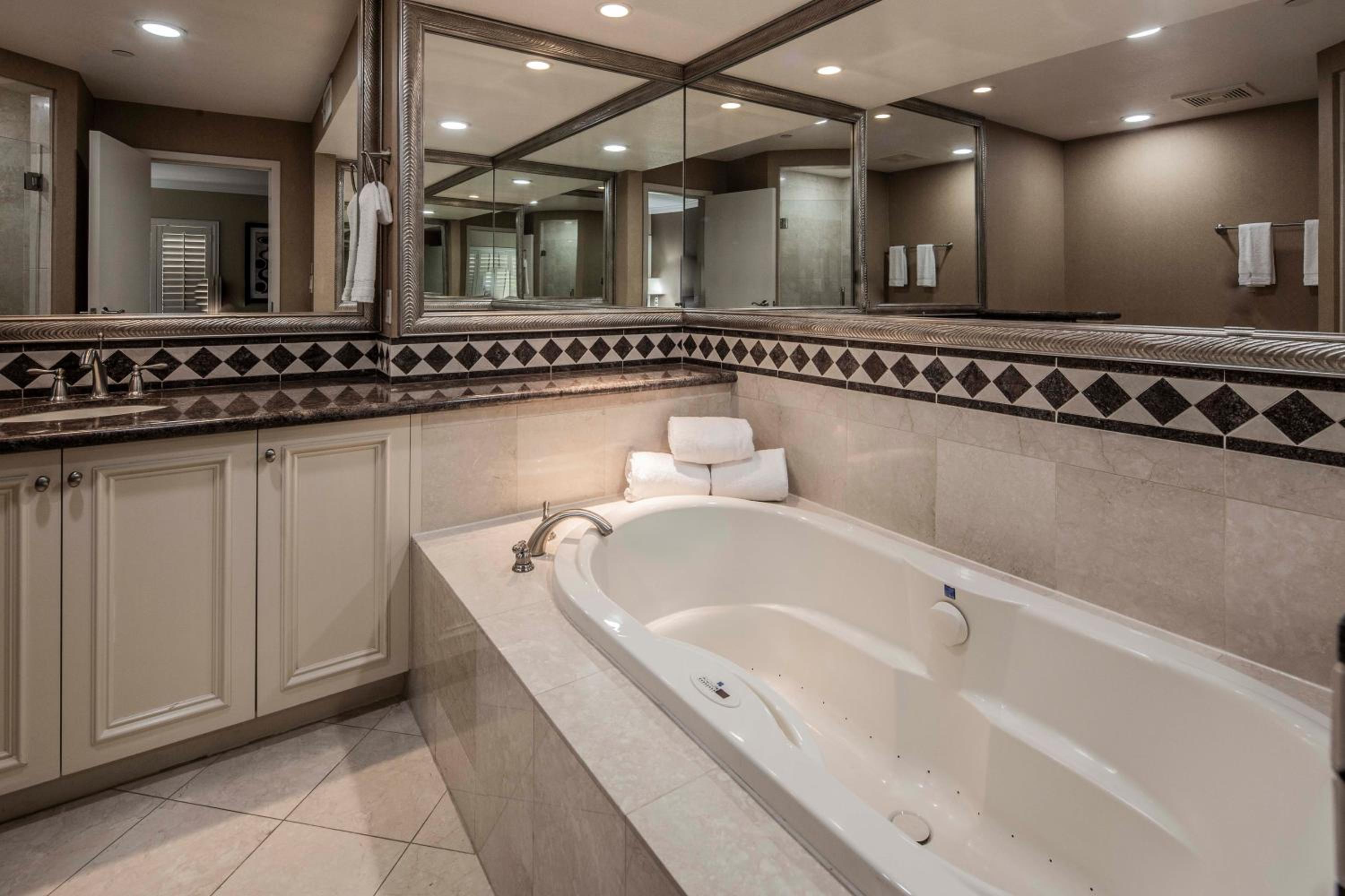 Deluxe, Suite, King Bed, Best Western Plus Casino Royale–Center Strip 8/8