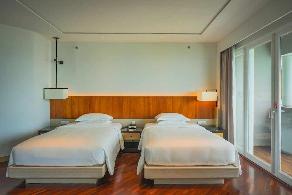 Basic, Suite, Twin Beds, 1 Double and 1 Single Bed, Ocean Front 2/3