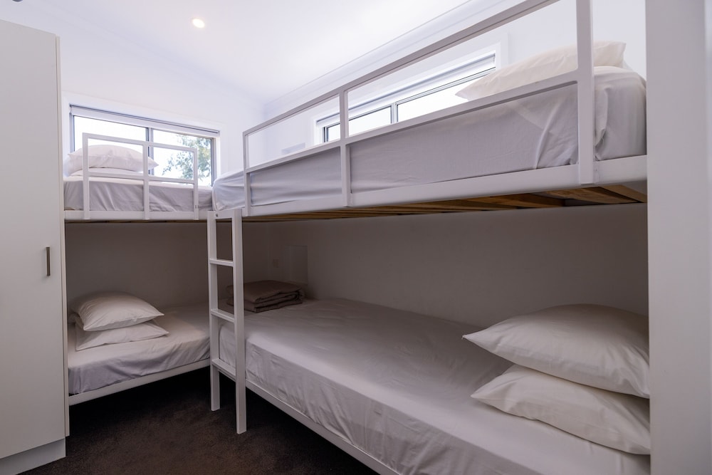 كابينة بأسرّة بطابقين وسريرين كوين بـ3 غرف نوم، Nrma Dubbo Holiday Park 2/3