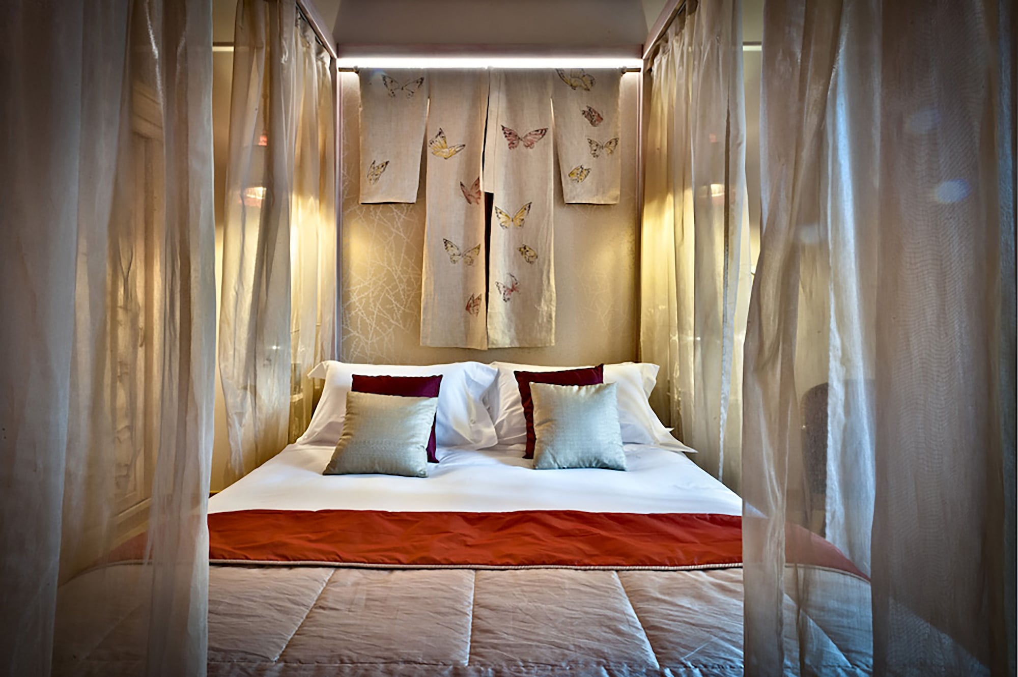 SUITE, QUEEN BED