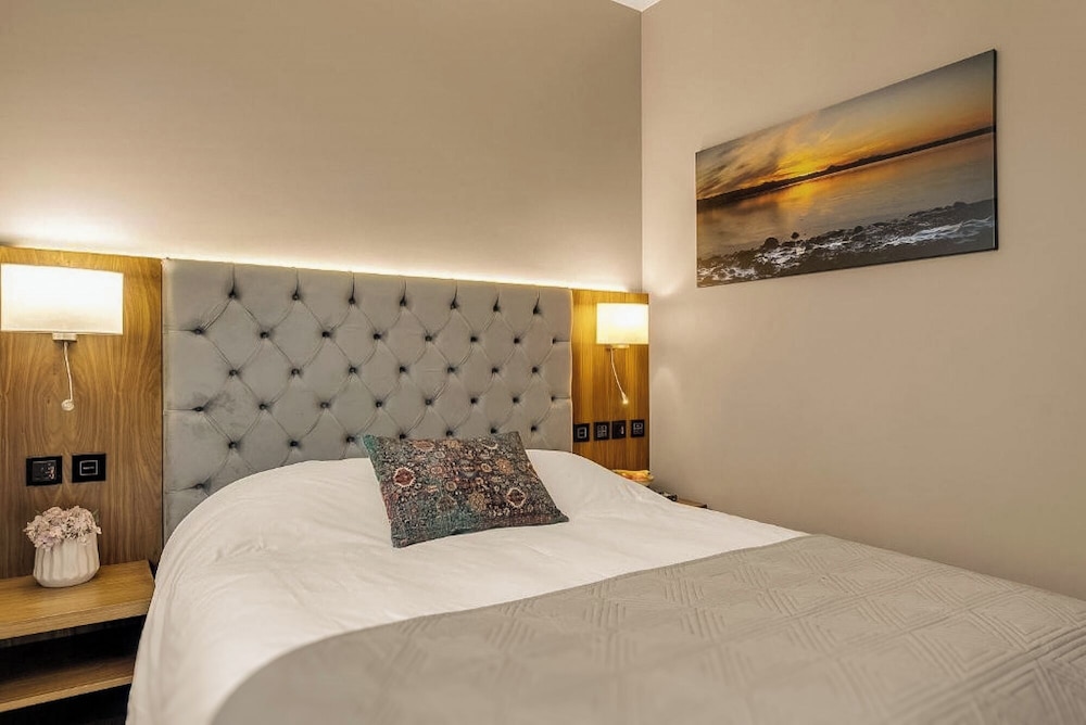DELUXE, DOUBLE BED