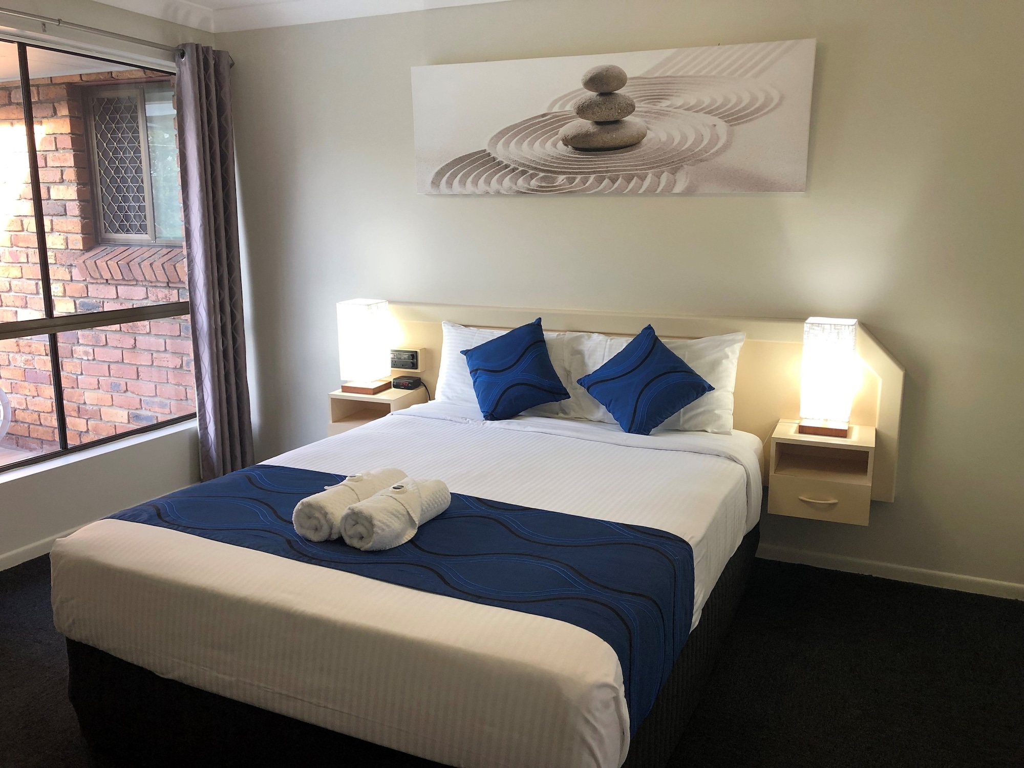 EXECUTIVE, QUEEN BED, JETTED TUB