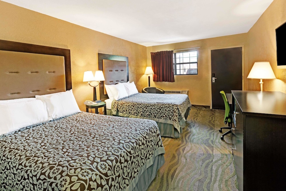 Days Inn by Wyndham Cherokee Near Casino 13/20