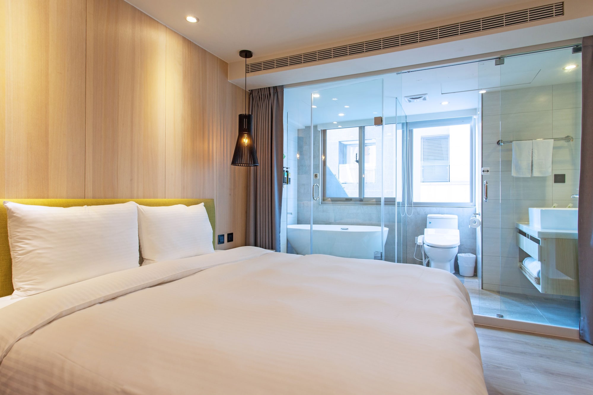 DELUXE, DOUBLE BED
