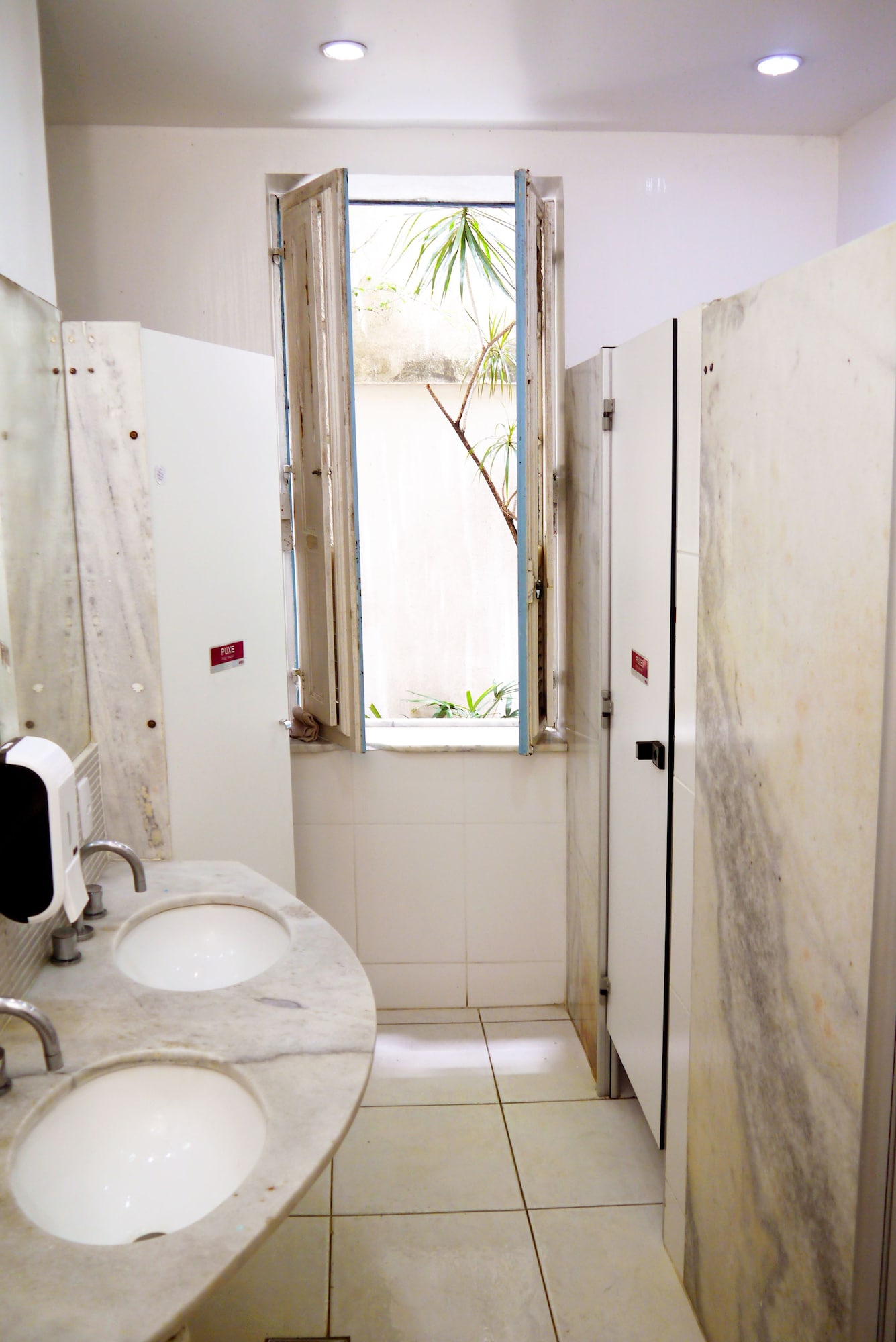 BASIC, TWIN BEDS, SHARED BATHROOM