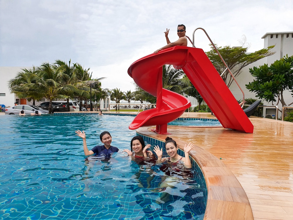 Saint Tropez Beach Resort Hotel 60/74