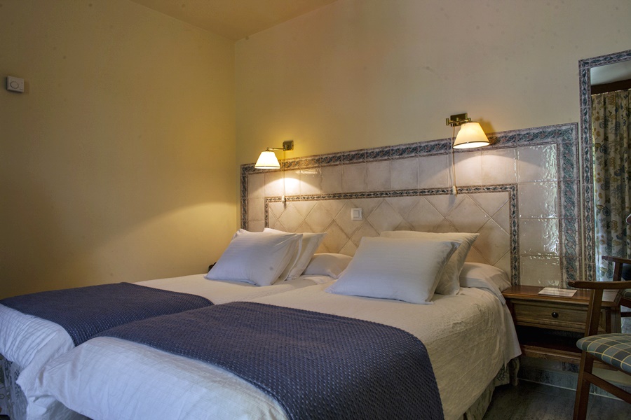 Room, Double Bed, with Extra Bed, Pool Access