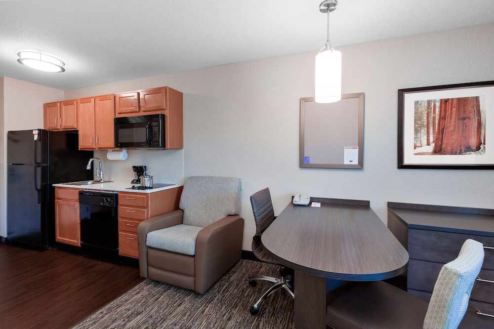Candlewood Suites Medford 44/52
