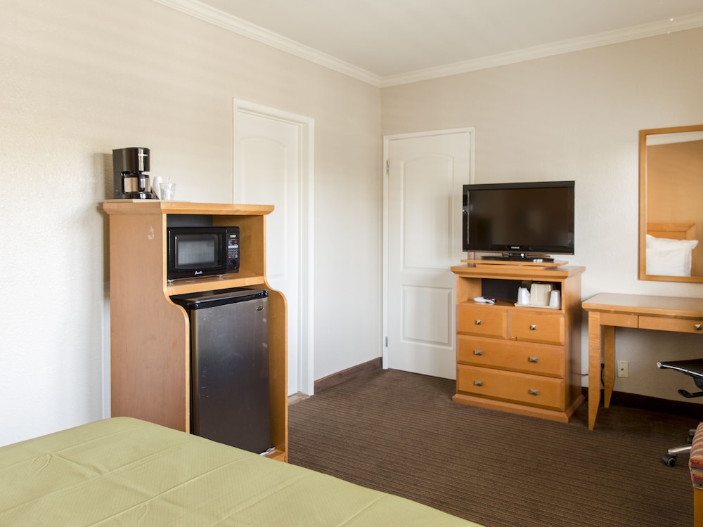 Anaheim Islander Inn And Suites 39/58