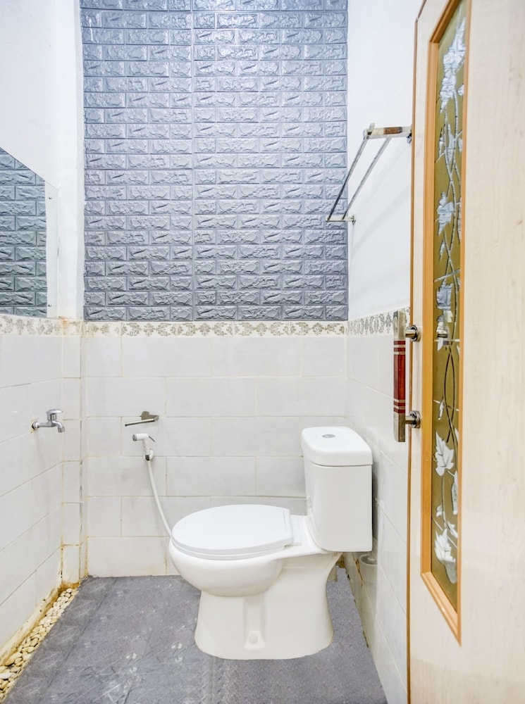 OYO 90124 Oemah Ratu Hostel Syariah 25/28