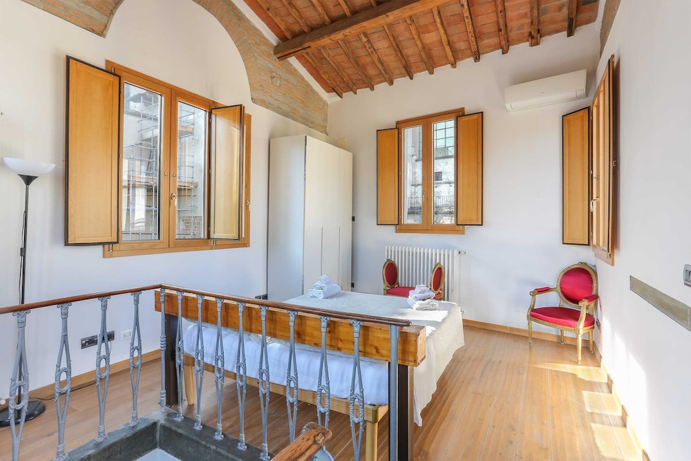 Uffizi Suite I in Florence-hosted by Sweetstay 5/16