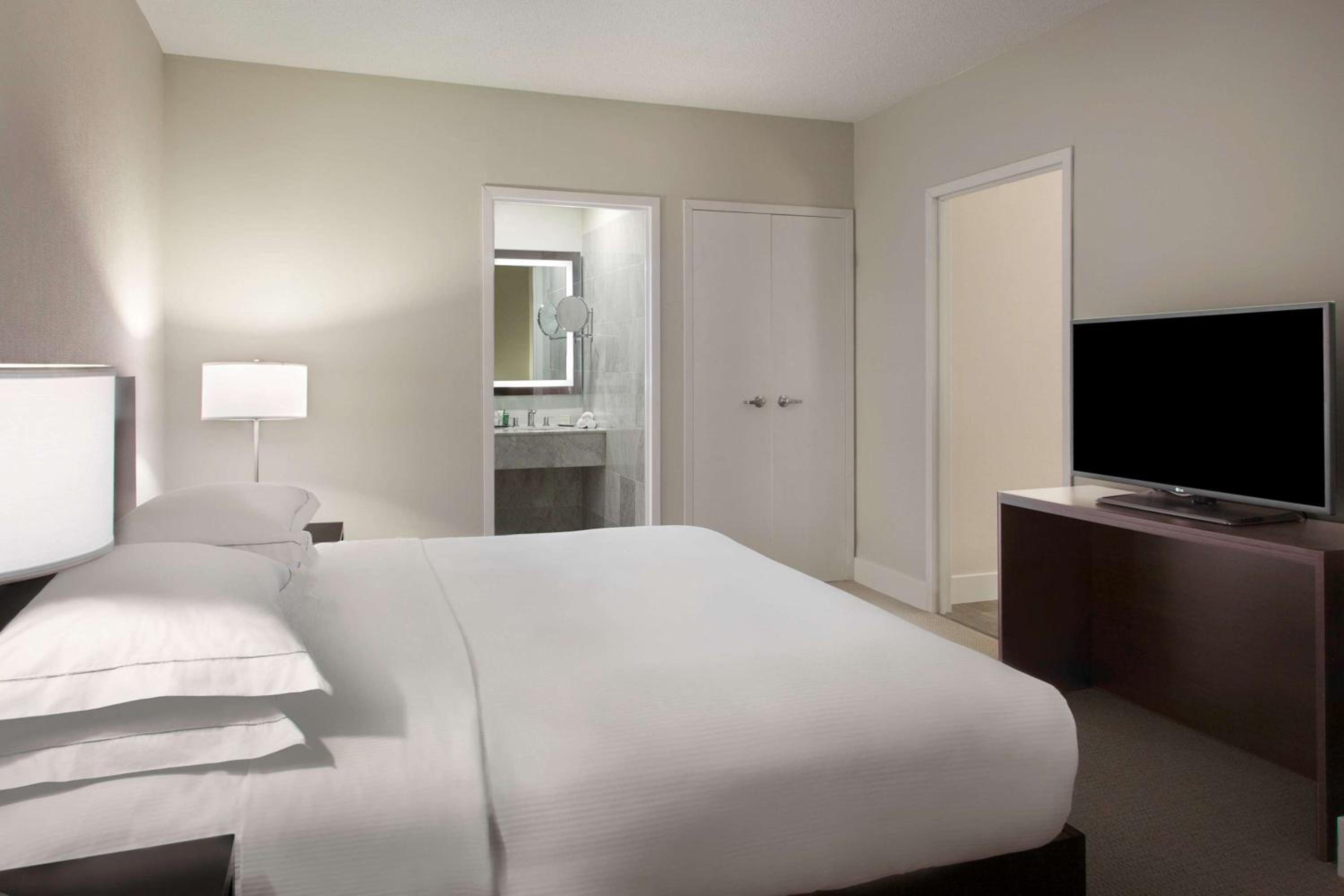 1 BEDROOM, SUITE, KING BED, KITCHEN