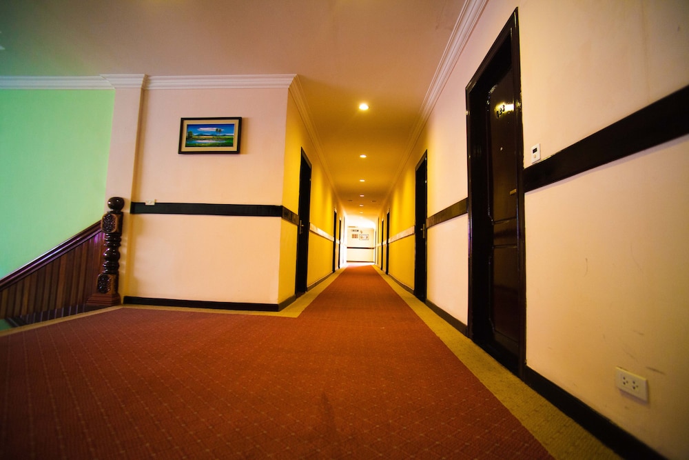 REE HOTEL 24/50